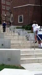 Un policier chute dans les marches en VTT