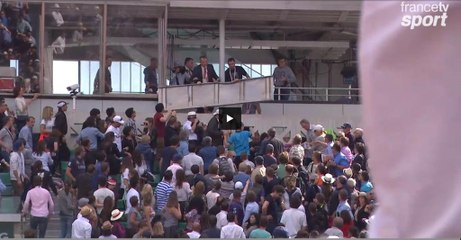 Une tôle métallique tombe dans les gradins !