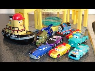 Descargar video: Pixar Cars OMG the Cool Color Changers at Ramones House of Body Art with Lightning McQueen and more