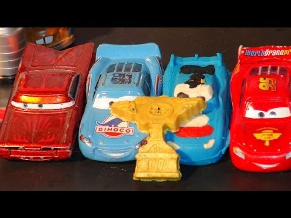 Play Doh Disney Pixar Cars, we make Dinoco Lightning McQueen using Cars Molds from Cars2 Play Set