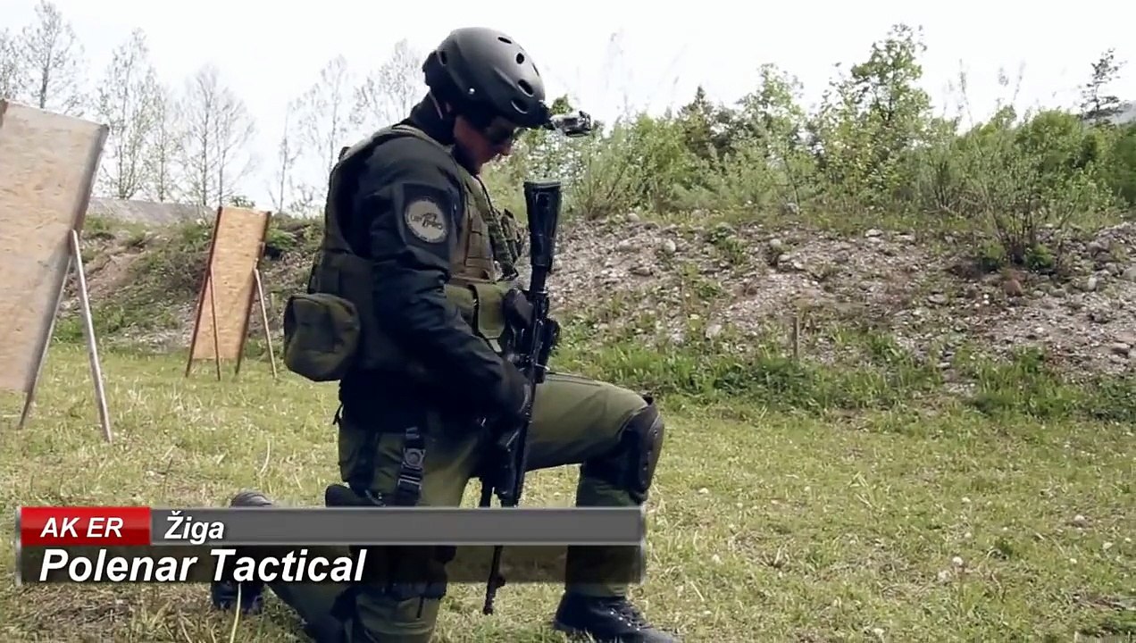 Comment recharger un AK-47 avec un seul bras