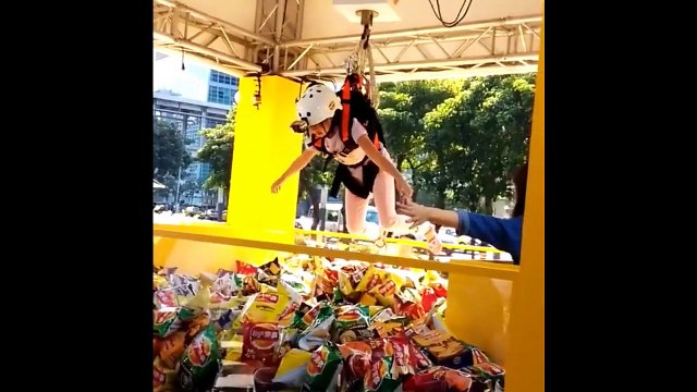 La machine à pince humaine des chips Lays