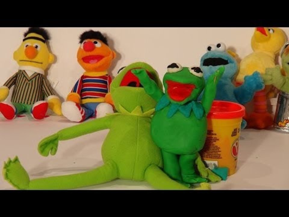 Play Doh Sesame Street , Kermit the Frog, we make Kermit the Frog out of Play Doh   lol