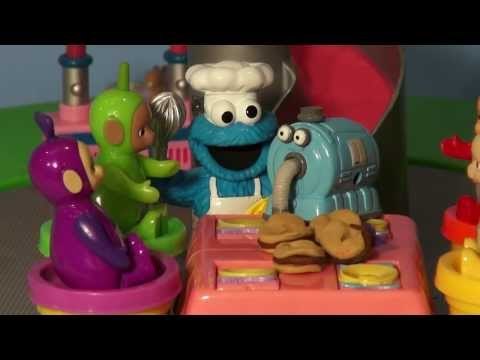 Play Doh Teletubbies Hamburgers cooked by Cookie Monster Chef with Tinky Winky, Dipsy, Laa Laa and P