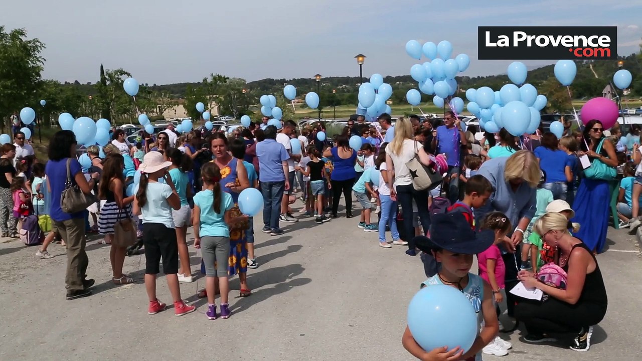Hommage : un lâcher de ballons pour Carla Marie