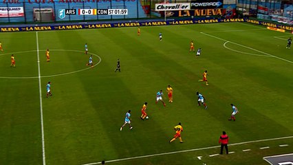 Argentine - Il dribble  le gardien mais manque le cadre