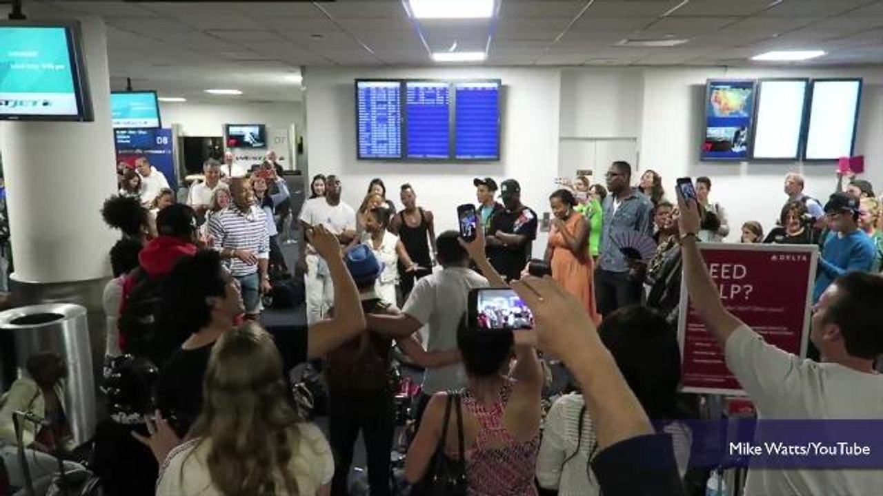 Aladdin, The Lion King Broadway casts give impromptu airport performance