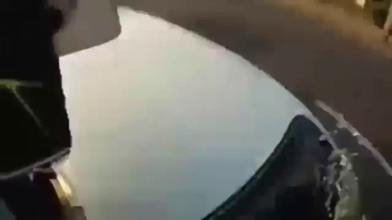 Un ralentissement, un motard, un coup de frein, un toit