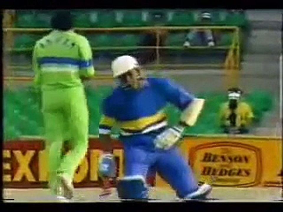 wasim akram bowling scares the hell of Batsman Must Watch