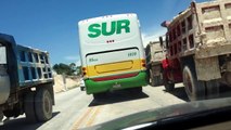 CAMIÓN DE AUTOBUSES DEL SUR REBASA EN CURVA Y MANEJA SIN PRECAUCIÓN