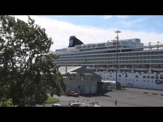 Norweigan Jewel and Crown Princess in Sydney Harbour