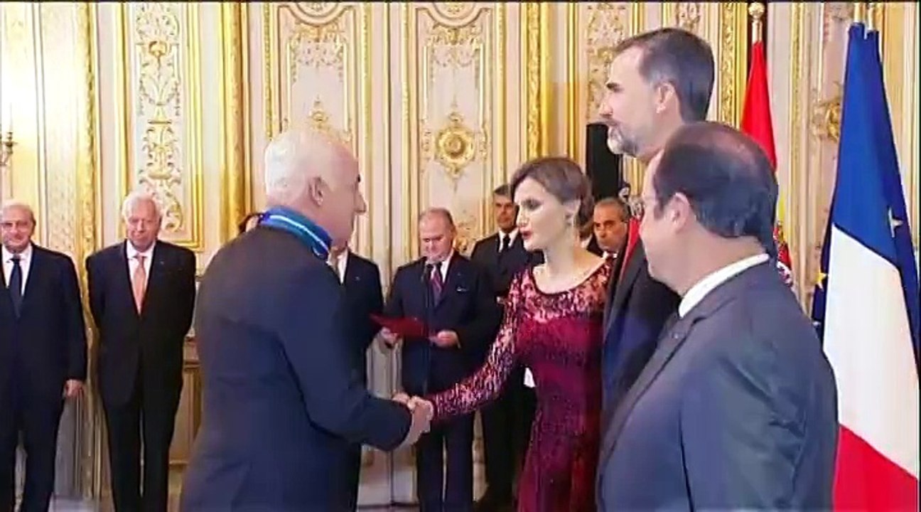 Le roi Felipe VI et Hollande décorent les secouristes du crash dans les Alpes