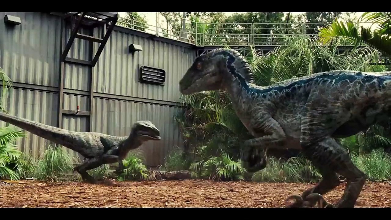 Jurassic World - Extrait #3 "Owen sauve un employé des Raptors" (VOST))