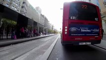 Ciclista a punto de ser arrollado por conductor de autobús