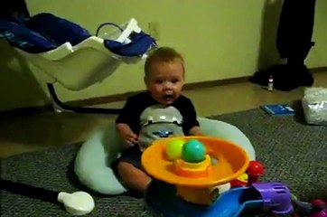 Un bébé trip devant son nouveau jouet