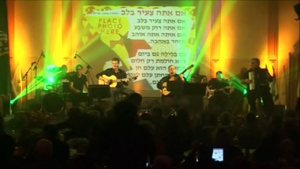 שרים ורוקדים בחן ובציבור בירה ונשירה עם חן בניאן ואורי הרפז