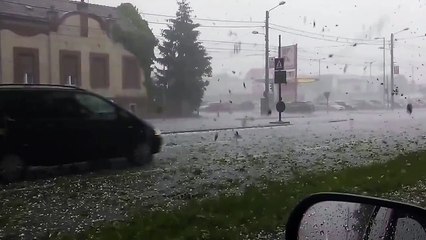 Intense footage of hail storm captured in Romania