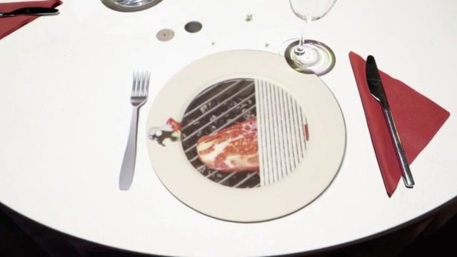 Un chef miniature vient cuisiner dans votre assiette.