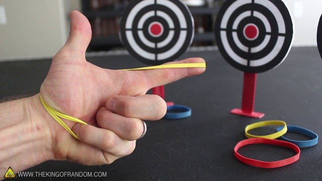 Faire un pistolet et une mitrailleuse avec 2 élastique et 3 doigts!