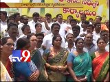 TDP activists protest Y.S.Jagan's Samara Deeksha, clash with police in Visakha