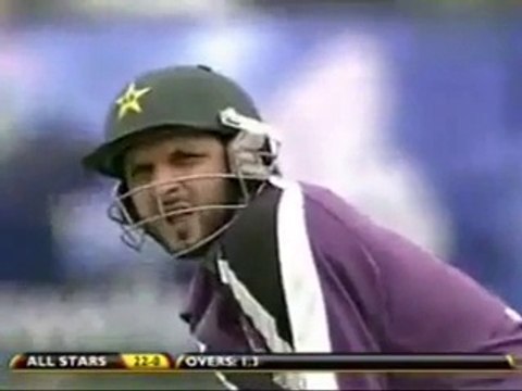 Shahid Khan Afridi Hits three Sixes -