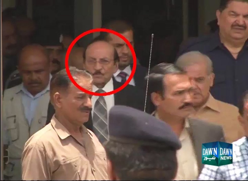 Sindh CM trips at Karachi Airport