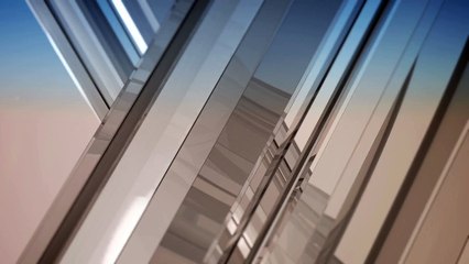 Channing Tatum joue avec des chiots habillé en cowboy