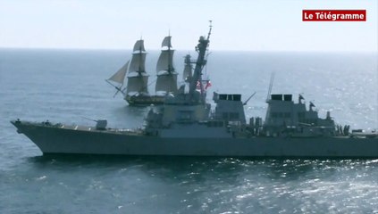 Hermione. La frégate accueillie par le destroyer USS Mitscher