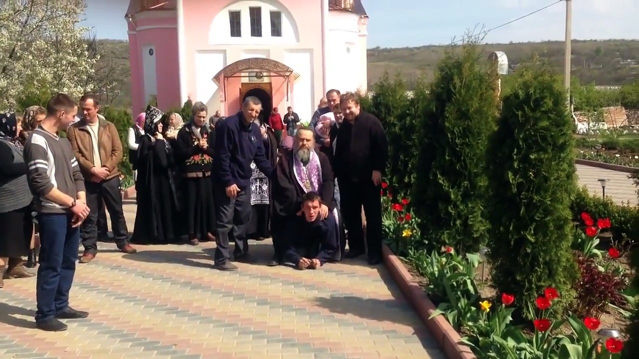Pendant ce temps en russie : un prêtre orthodoxe se fait porter par un mec à quatre pattes...