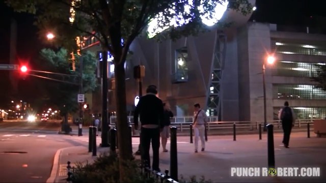 Un homme masqué fait peur aux passants en dansant comme michael Jackson