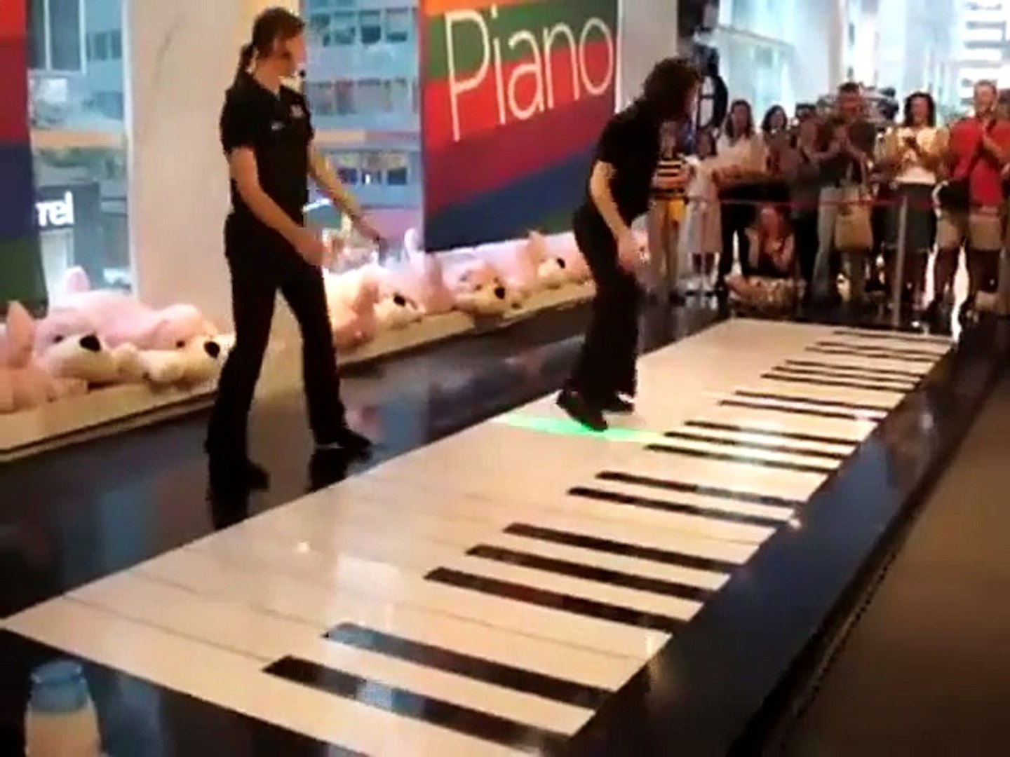 Jouer du piano avec ses pieds : Performance incroyable sur un piano géant -  TOCCATA ET FUGUE EN RÉ MINEUR - Vidéo Dailymotion