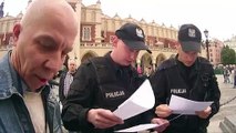 Piotr Moskwa usuwa nasłaną przez szubrawców policję z krakowskiego Rynku