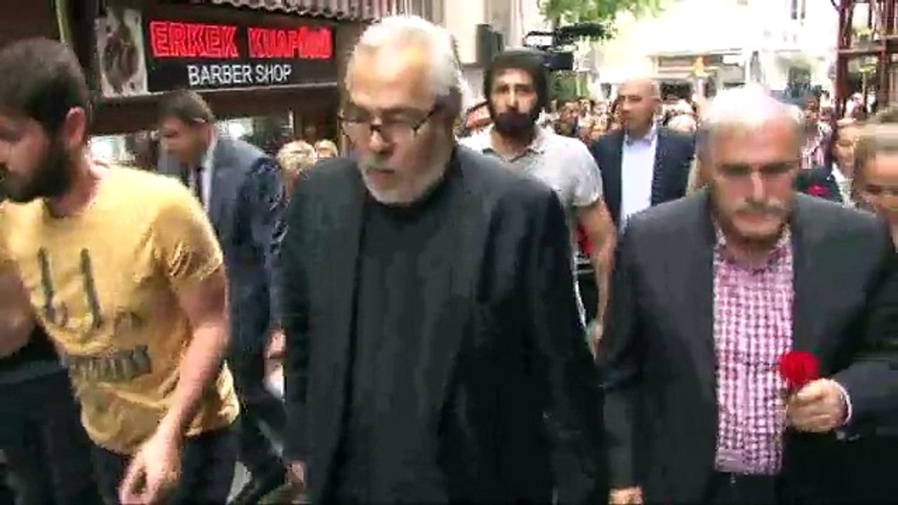 Ünlü oyuncular Beyoğlu’nda protesto gösterisi yaptı