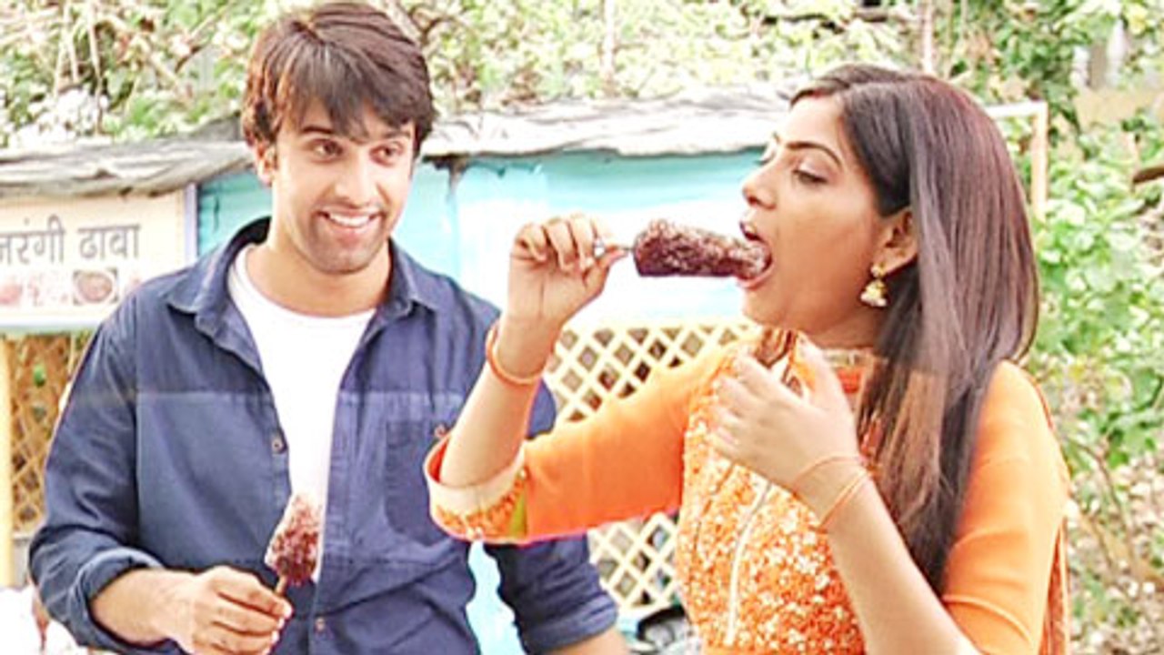 Yuvraj And Suhani's Cute Romance While Eating Gola | Suhani Si Ek Ladki