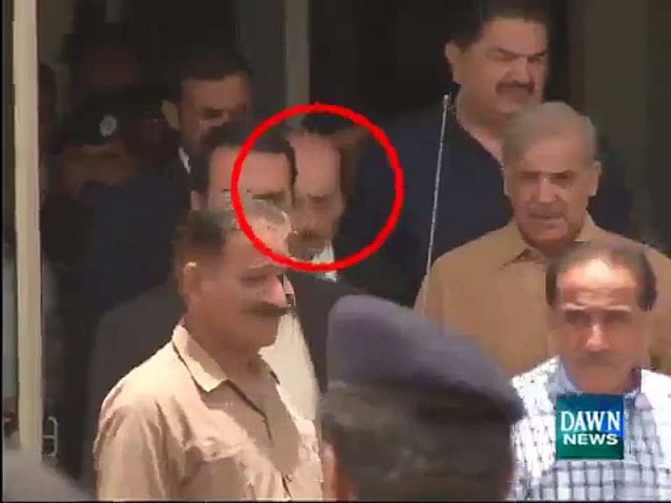 Sindh CM trips at Karachi Airport -