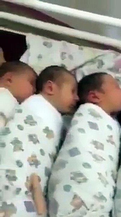 Yeni doğan bebek başka bir bebeğin yanağını emmeye çalışırsa.. :)Merak etmeyin, annesinin tedavisi biter bitmez doyurulacak.MaşaAllah çok güzeller...(http://bit.ly/Aile-Çocuk)