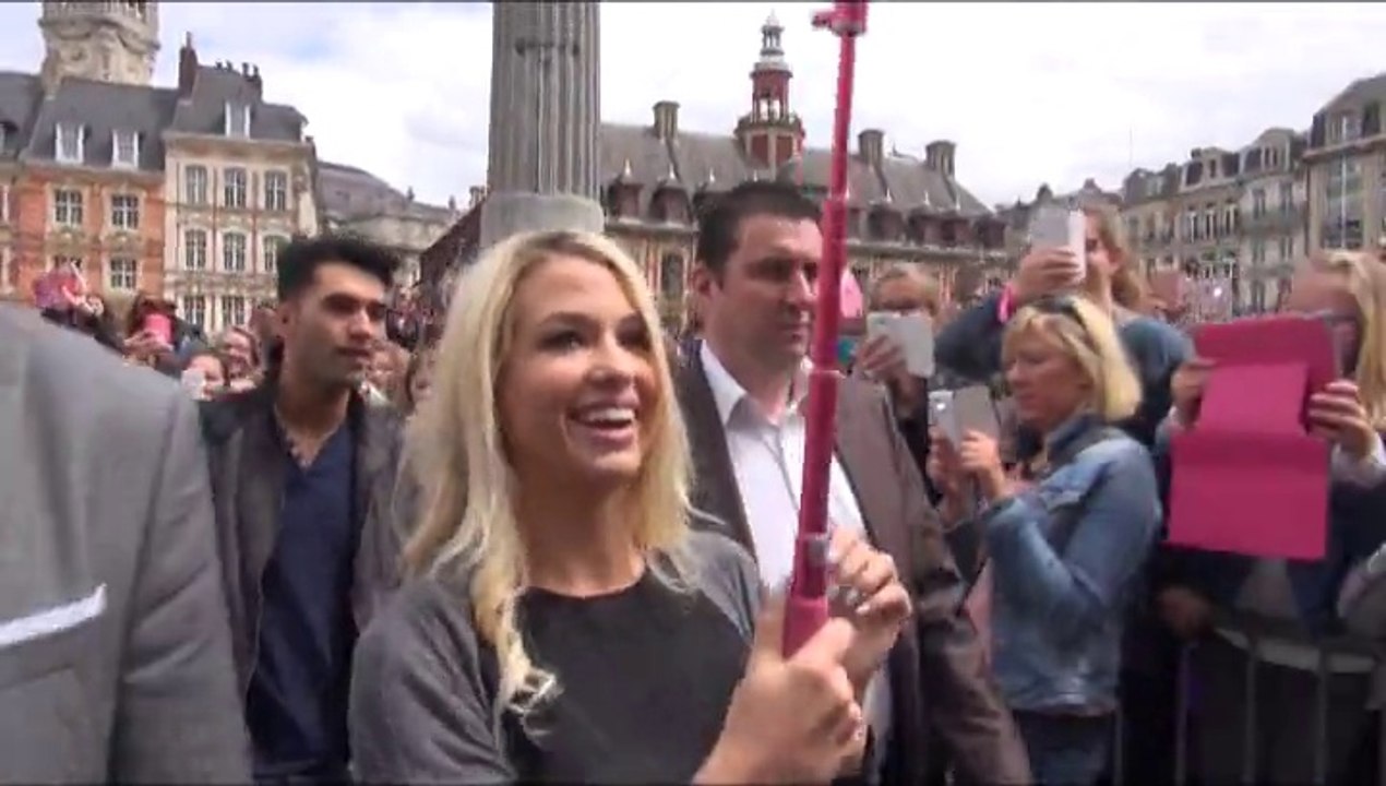 Marie Lopez, alias EnjoyPhoenix, arrive à Lille pour une dédicace