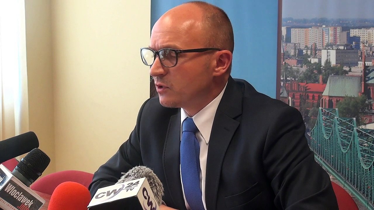 Konferencja prasowa prezydenta Marka Wojtkowskiego na temat  przystani przy ul. Piwnej, miejsc parkingowych oraz ulg dla przedsiębiorców w kontekście nowych, minimalnych stawek najmu lokali użytkowych. - relacja video