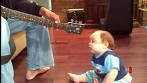 Bu Bebek Gitar Sesiyle Uyuyor...