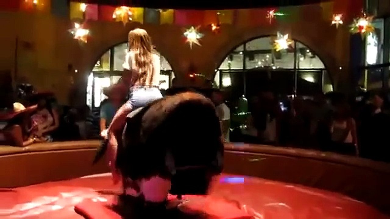 Cette Femme qui Danse en Équilibre sur un Buffle Mécanique en Mouvement