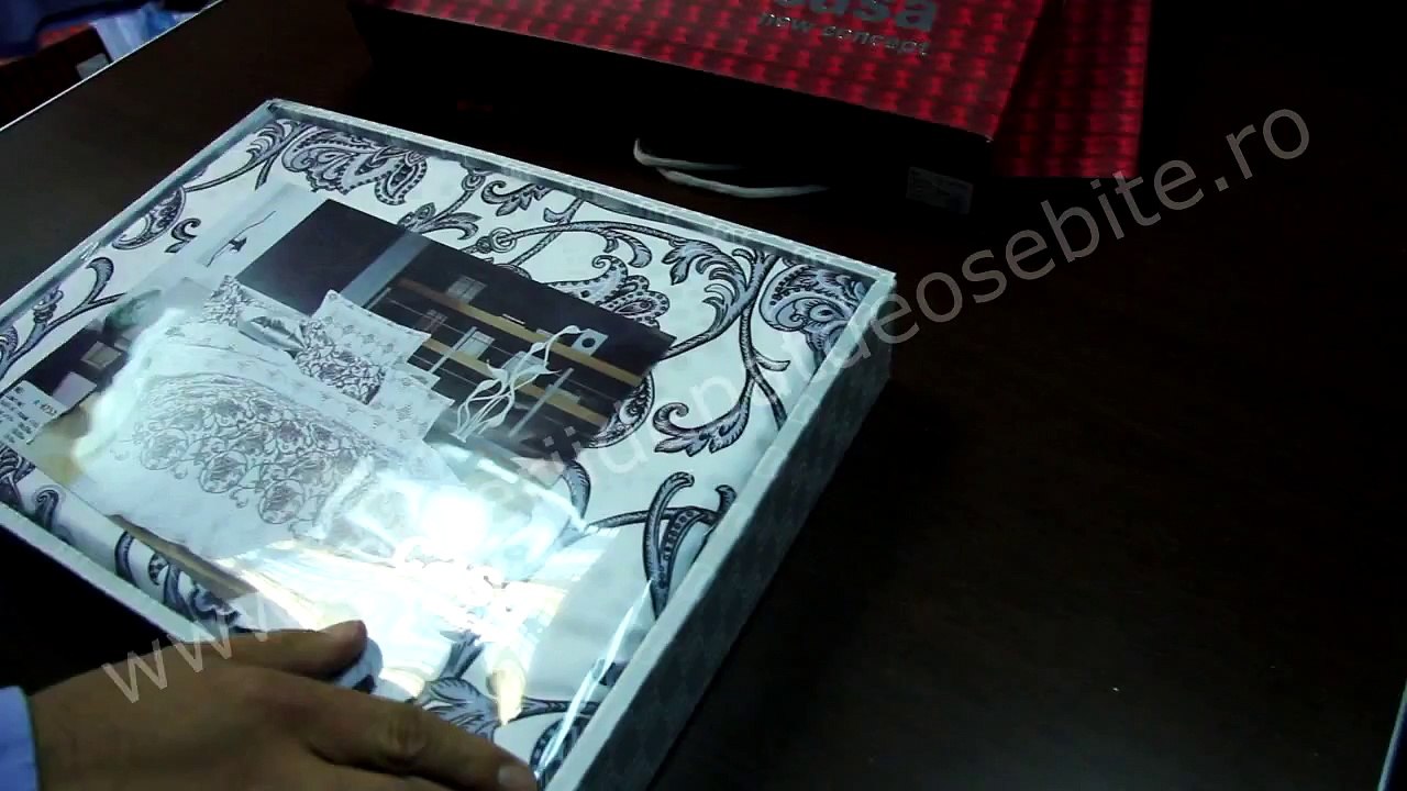 Lenjerii de pat cu imrimeuri clasice in alb si negru