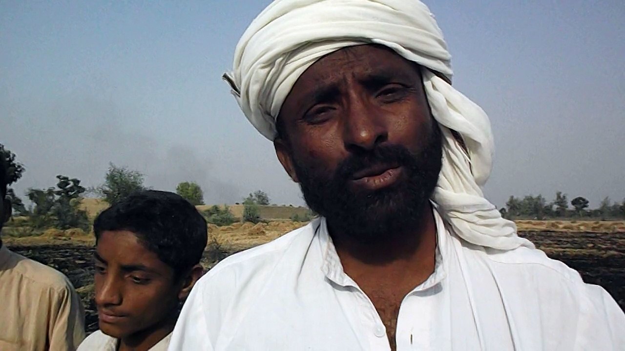 Tahsil Taunsa ke bsti Hero ky Ijaz khan ke fsl ko aag lga di gae