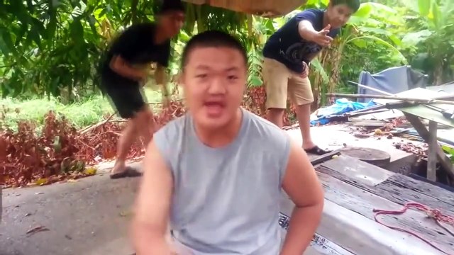 Le con du jour met des fourmis rouges dans son slip