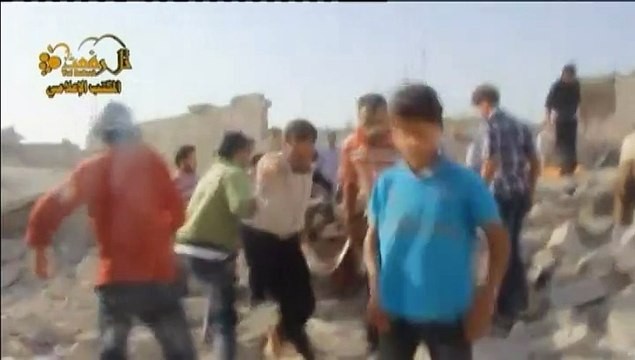 Syrie : des hélicoptères de l'armée syrienne lancent des barils explosifs sur la population à Alep