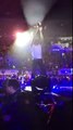 Vidéo : Enrique Iglesias en sang sur scène - طائرة بدون طيار كادت تقطع أصابع المغني الشهير انريكي إيغليسياس
