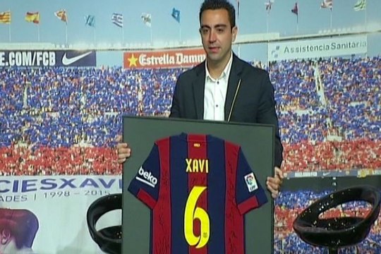 Xavi recibe un sentido homenaje del Barça