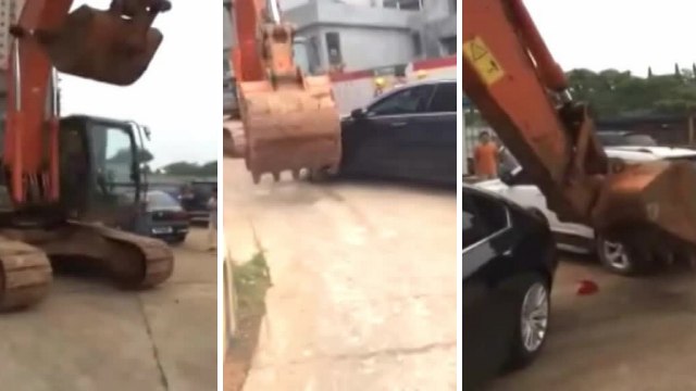 Une pelleteuse pousse des voitures qui gênent la ciculation