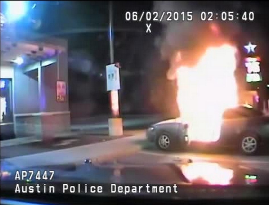 Un policier sauve un homme de sa voiture en flammes