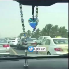 فيديو / هوشة (اثنان على واحد) في وسط الزحمه باحد شوارع #الكويت !!