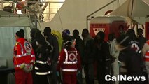 Corigliano Calabro :: 10/01/2015 :: Lo sbarco dei 476 migranti al porto di Corigliano.